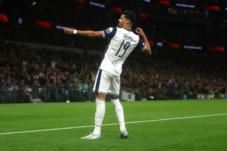 卡塔尔男足在小组赛中0-3爆冷负于突尼斯，遗憾出局，引发热议。