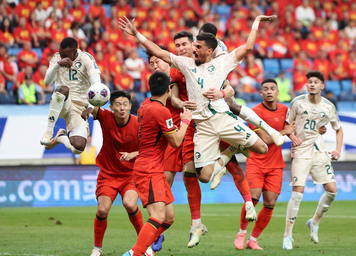 给你修修胡子，瓦科分享自己用剪刀剪克雷桑胡子的照片