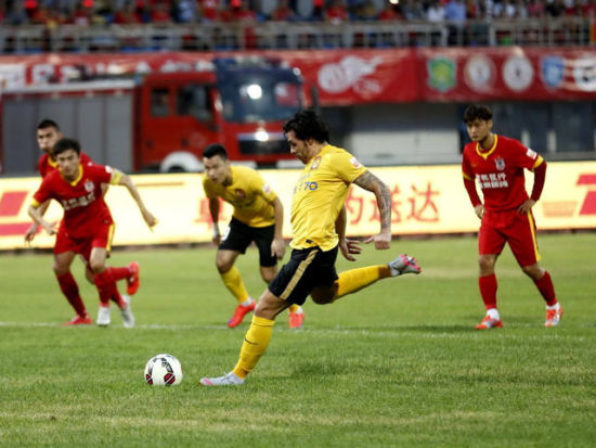 维尼修斯等人在替补席偷笑被龙赛罗怒批：到底在笑什么？（维尼修斯等人替补席窃笑惹怒龙赛罗：你们到底在笑啥？）