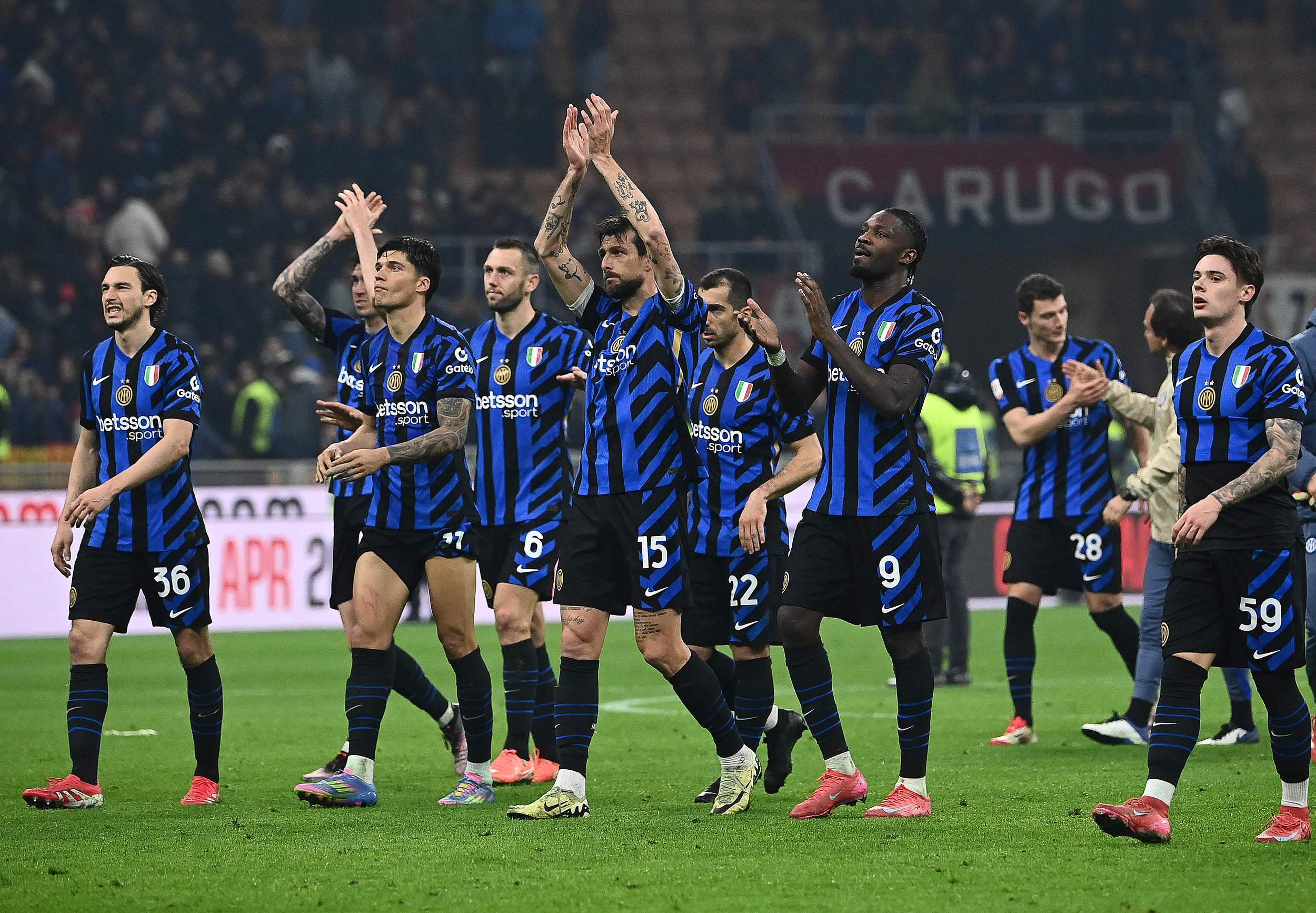 利物浦官网仅放萨拉赫抢圈训练图，未展示其与队友拥抱镜头