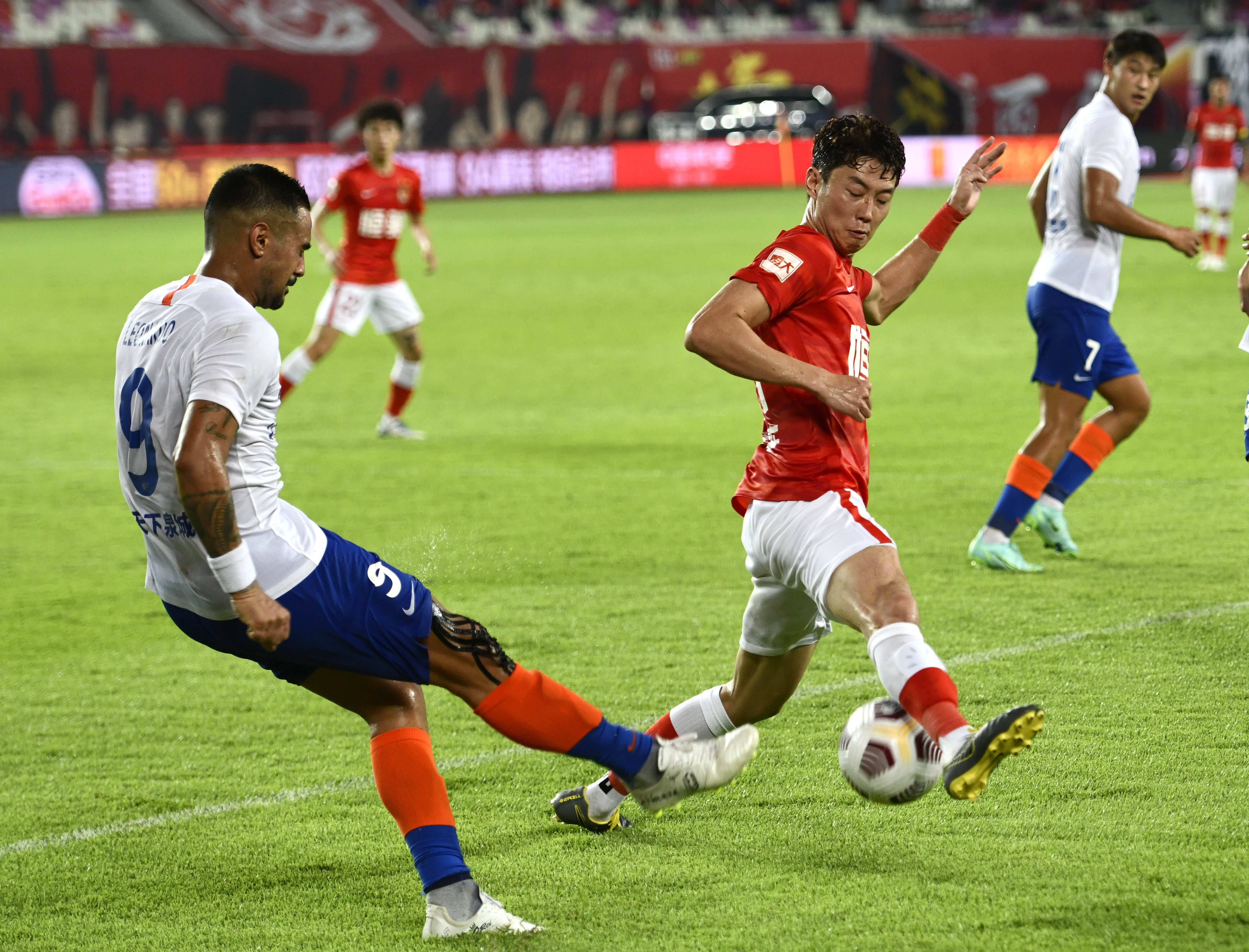 意甲最新动态：米兰锁定18岁新锋，国米仅落榜首一分